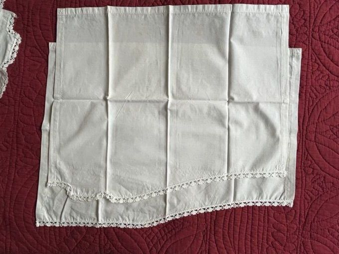 Dessus d'étagère ancien en tissu avec broderies