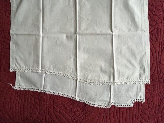 Dessus d'étagère ancien en tissu avec broderies