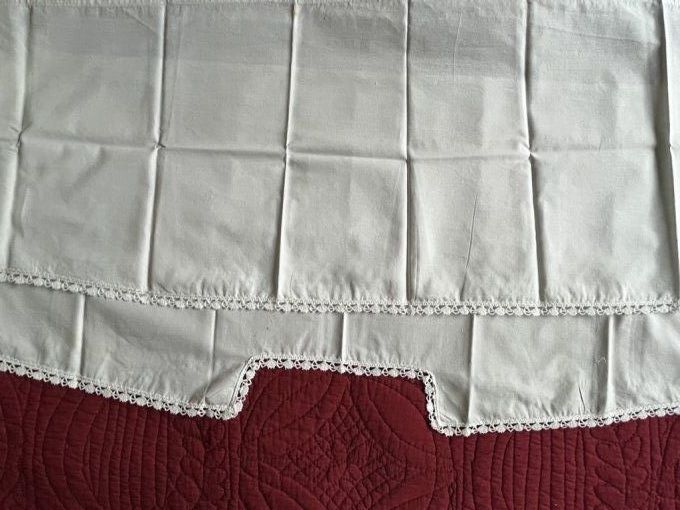 Dessus d'étagère ancien en tissu avec broderies