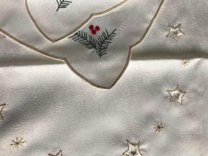 Jolie petite nappe carré motifs Noël avec ses 4 serviettes, Neuve