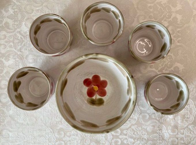Service en terre cuite décor floral – 5 gobelets et petit saladier / bol – signé BBB
