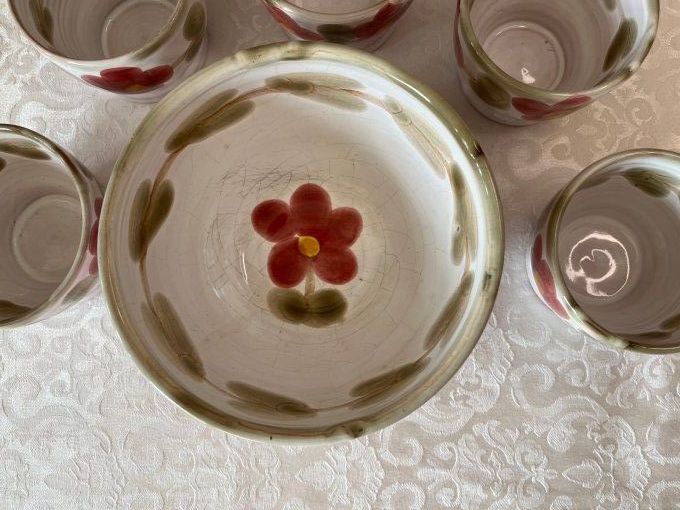 Service en terre cuite décor floral – 5 gobelets et petit saladier / bol – signé BBB