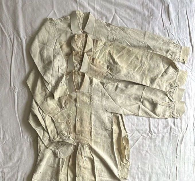 Biaude, Longue chemise ancienne en lin à col français, plis devant et dos