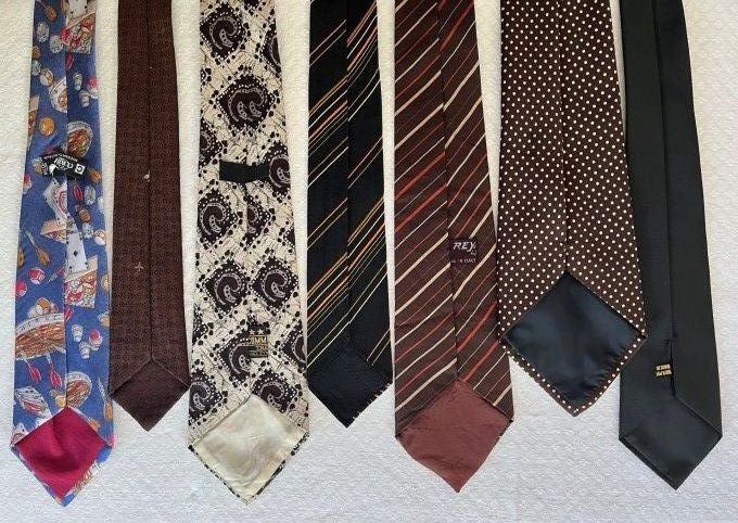 Nombreuses cravates vintages pour une tenue originale, vendues à l'unité