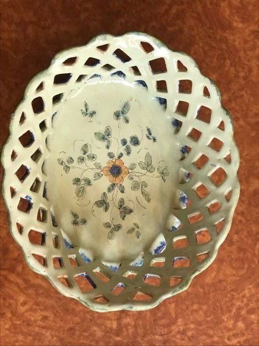 Jolie corbeille à fruits en faience, estampillée Martres, France